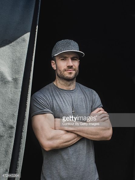 Country singer Sam Hunt poses for a portrait backstage at The FADER FORT Presented by Converse during SXSW on March 18, 2015 in Austin, Texas. Male Country Singers, Sam Hunt, Garth Brooks, Country Singer, Country Music Artists, Country Music Stars, Country Men, Miranda Lambert