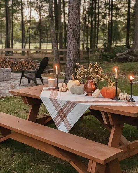 21 Of The Most Stunningly Beautiful Fall Table Setting Ideas Basic Fall Decor, Kitchen Table Fall Decor, Cabin Thanksgiving, Fall Porches, Autumn Kitchen, Fall House, Herbst Bucket List, House Parties, Tafel Decor