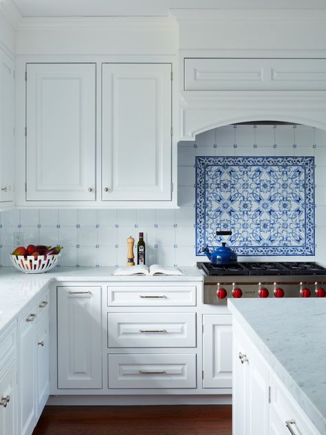 Tile Accent Wall Kitchen, Portuguese Tiles Kitchen, Unique Kitchen Tile, Portuguese Kitchen, Blue Kitchen Tiles, Blue Kitchen Walls, Portuguese Tile, Kitchen Backsplash Designs, White Backsplash