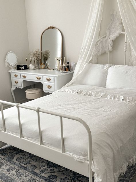 Coquette Clean Girl Room, Bedroom Inspirations Coquette, White Coquette Bedroom, Small Coquette Bedroom, White Coquette Room, Lana Del Rey Bedroom, Bed Coquette, Vintage Room Inspo, Nyc Room