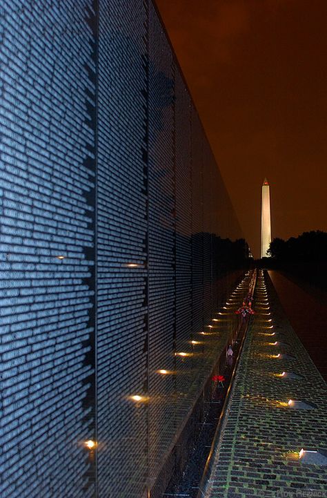 Vietnam Memorial...This just broke my heart when I saw this wall and all the names on it 💔 Tamsin Johnson, Vietnam Memorial Wall, Dc Photography, America Washington, American Landmarks, Dc Trip, Vietnam Memorial, Washington Dc Travel, Dc Travel