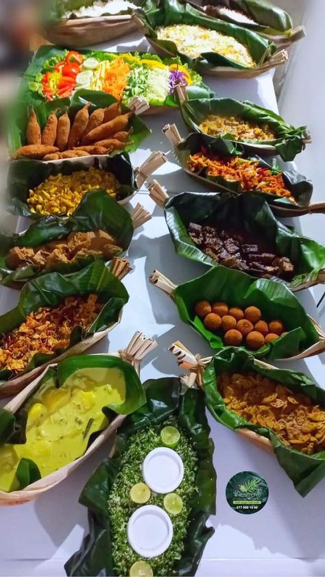 Kamayan Style Party, Rice And Curry Plating Ideas, Thailand Party Theme Decorating Ideas, Wedding Buffet Table Decor, Mom Brunch, Food Set Up, Food Tool, Tropical Food, Decorações Com Comidas