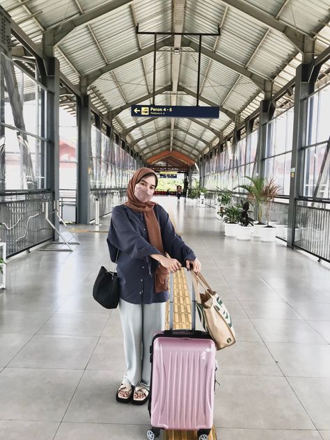 Ootd Airport, Ootd Ngampus, Muslimah Fashion Casual, Study Tour, Fashion Identity, Best Online Clothing Stores, Hijabi Fashion Casual, Casual Hijab, Casual Hijab Outfit