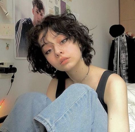 Short Grunge Hair Curly, Aesthetic Hairstyles For Short Hair, Androgynous Hair, Aesthetic Hairstyles, Short Grunge Hair, Shot Hair Styles, Penteado Cabelo Curto, 짧은 머리, Fluffy Hair