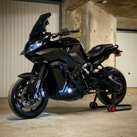 Bmw Adventure Bike, Akrapovic Exhaust, R1250gs Adventure, Ducati Motorbike, Tmax Yamaha, Bmw R1250gs, Touring Motorcycles, Image Moto, Adventure Motorcycle