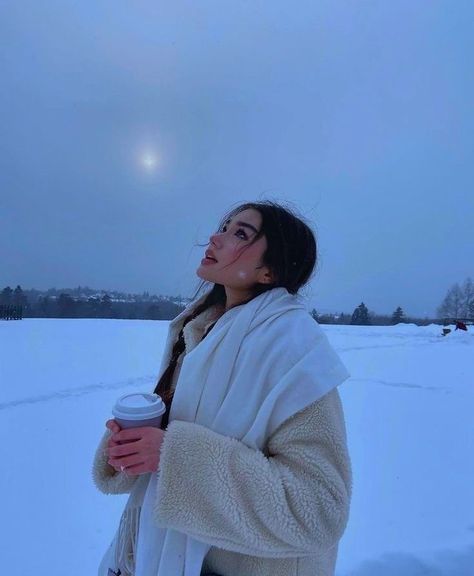 Mode Au Ski, Snow Photoshoot, Cold Girl, Winter Princess, Winter Instagram, Snow Pictures, Pose Fotografi, Snow Girl, Winter Inspo