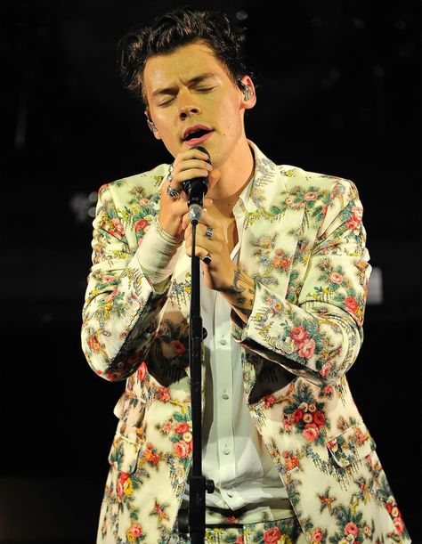 Harry Styles in a custom Gucci floral printed velvet suit and silk shirt at The Masonic in San Francisco. Photo: @gucci/Instagram Harry Styles Suits, Harry Styles Gucci, Tomi Lahren, Harry Styles Lockscreen, Floral Suit, Gucci Suit, Harry Styles Hot, Live On Tour, Most Stylish Men