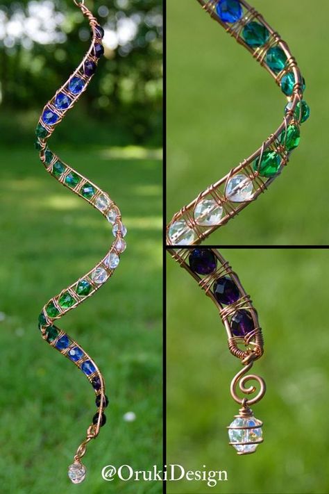 This stunning spiral wind spinner is handmade from copper wire and is sure to bring a touch of magic and sparkle to any garden! It features 8mm faceted glass beads woven down the length of the spiral with a little wire wrapped crystal AB bead hanging from the bottom. The wind spinner will twist back and forth in even the slightest breeze and looks especially pretty with the sunlight glinting off the faceted beads - a perfect gift for the garden lover in your life! Crystal Suncatchers Diy, Copper Wire Crafts, Glass Bead Crafts, Copper Wire Art, Diy Suncatchers, Teal And Green, Wire Wrap Jewelry Designs, Wire Wrapped Jewelry Diy, Wire Wrapped Crystal