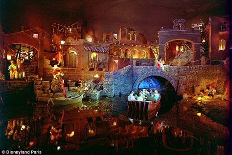 Pirates of the Caribbean is a dark ride at Disneyland, the Magic Kingdom, Tokyo Disneyland, and Disneyland Park in Paris. Description from mattsdreamdestinations.blogspot.com. I searched for this on bing.com/images Pirates Of The Caribbean Ride, Walt Disney Imagineering, Disney Imagineering, Disney Rides, Disney Memories, Acidic Foods, Last Ride, Parc D'attraction, Disney Facts