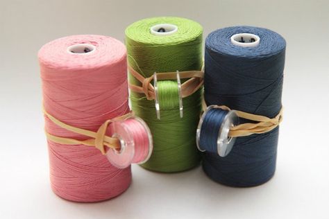 rubber band | Sewing Storage Ideas : 10 Efficient Ways To Store Sewing Threads and Bobbins Bobbin Storage, Spools Of Thread, Diy Sy, Sewing Storage, Sewing Room Organization, Costura Diy, Beginner Sewing Projects Easy, Techniques Couture, Quilt Guild