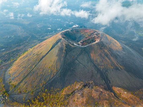 Paricutin in Michoacán, Mexico a cinder cone volcano. Paricutin last erupted in 1952. It was coined one of the natural wonders of the world because mankind witnessed its birth and rapidly growing formation. Cinder Cone Volcano, 7 Natural Wonders, Natural Wonders Of The World, Monte Everest, Victoria Falls, Italy Tours, Helicopter Tour, Seven Wonders, Galapagos Islands