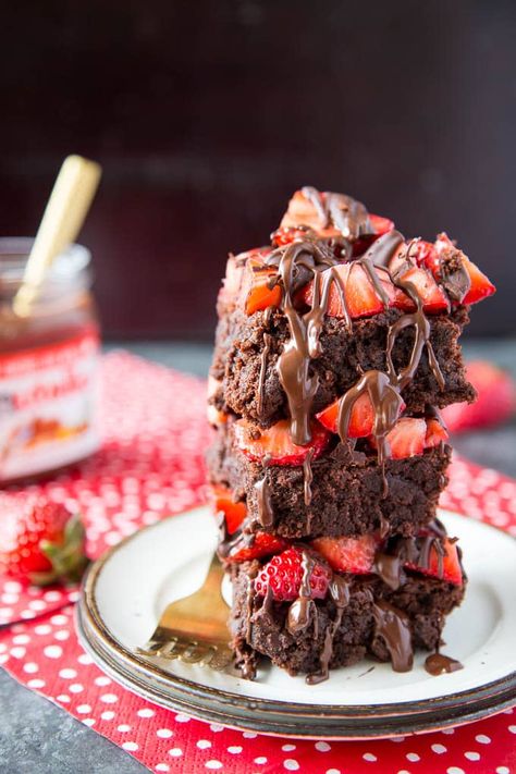 Valentines Healthy Desserts, Brownies Topping Ideas, Nutella Valentines, Nutella Drizzle, Brownie Desserts Recipes, Strawberry Brownies, Raspberry Bars, Homemade Snickers, Nutella Brownies