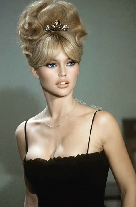 70s Updo, Brigitte Bardot Hair, Bardot Hair, Kristina Webb, Iconic Hair, Bridgette Bardot, French Actresses, Bridget Bardot, Actrices Hollywood