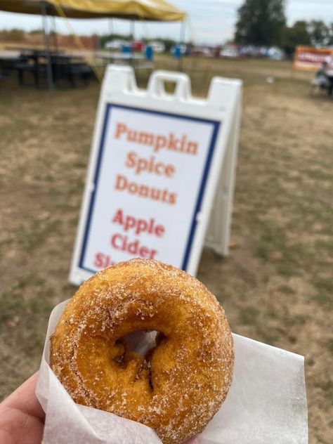 Apple cider donut with a sign in the back round Donut Aesthetic, Hurts Donuts, Baking Pastries, Baking Halloween, Fall Donuts, Baking Fall, Donuts Recipes, Recipes Gourmet, Donut Toppings