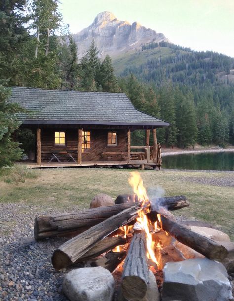 Montana Honeymoon, Living Off Grid, Cabin Aesthetic, Cabin Retreat, Forest Cabin, Off Grid Cabin, Getaway Cabins, Old Farm Houses, Lake Cabins