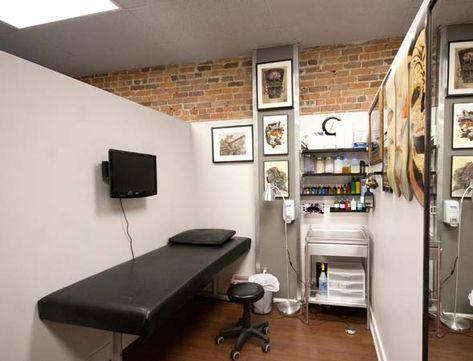 Small Tattoo Studio Ideas, Archive Tattoo, Tattoo Shop Interior, Tattoo Shop Decor, Tattoo Studio Interior, Tattoo Studio Design, Tattoo Station, Private Tattoos, Tattoo Salon