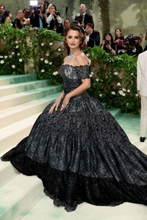 See Every Look From the 2024 Met Gala Red Carpet Gala Themes, Met Gala Outfits, 2024 Dresses, Gala Fashion, Vogue France, Met Gala Red Carpet, All Black Dresses, Chloe Sevigny, Donald Glover