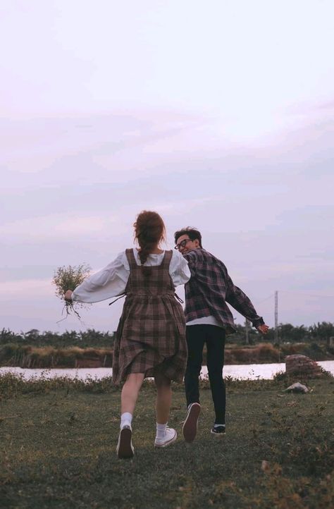 Couple Grass Photography, Cupple Picture, Couple Ootd, Prenup Photos Ideas, Facebook Cover Photos Love, Vintage Photography Women, Pre Wedding Photoshoot Outdoor, Couple Pic, Cute Statuses