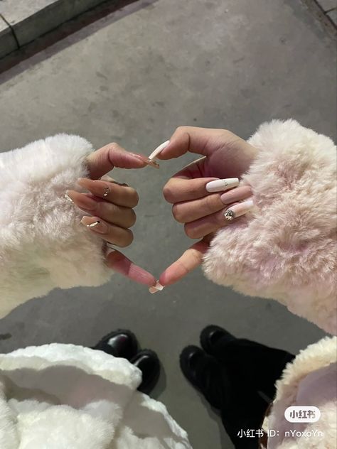 Hand Poses With Friends, How To Make Up With Your Best Friend, Cute Hand Poses For Selfies, Nail Poses Hands Instagram, Bsf Ideas, Cafe Pic, Dp Ideas, Faceless Pics, Nails Photo