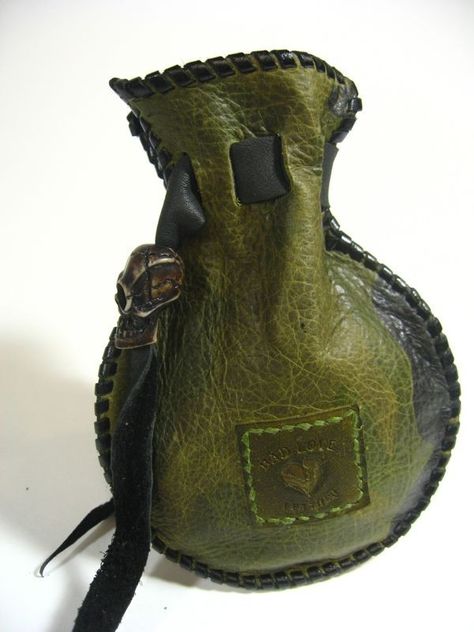 Idee Cosplay, Medicine Bag, Leather Art, Belt Pouch, Coin Bag, Cheap Gifts, Leather Projects, Leather Diy, Coin Pouch