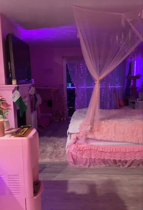 Pink Boujee Room Aesthetic, Brats Room Aesthetic, Barbie Core Aesthetic Room, Pink Bedroom Decor Aesthetic, Bratz Inspired Room, Pink Y2k Room Baddie, Girly Bedroom Aesthetic Baddie, Maddy Euphoria Bedroom, Pink And Black Room Aesthetic Baddie