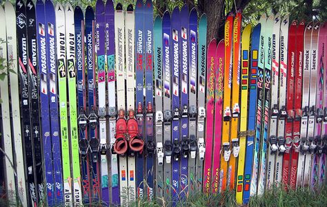 Summer Storage: What To Do With Your Skis and Boots Old Skis Ideas, Décor Ski, Vintage Skis, Old Skis, Ski Room, Skiing Lessons, Ski Decor, Ski Town, Ski Posters