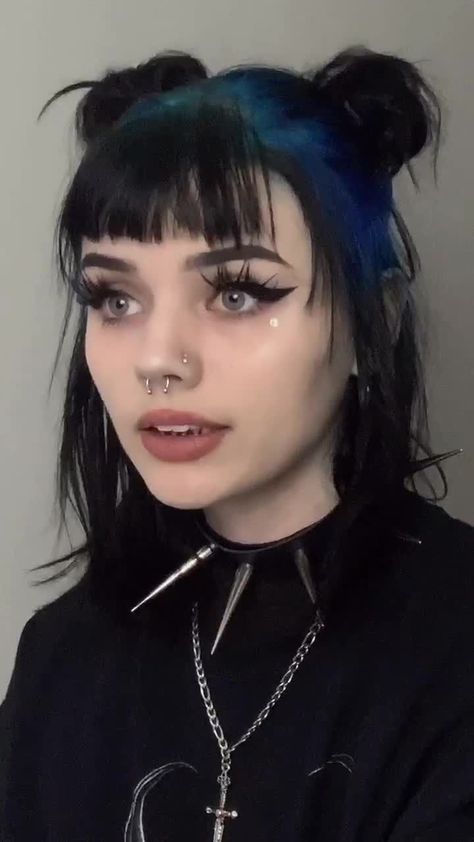 HAIR INSPO BLACK HARI BLUE ROOTS Hair Styles Goth, Goth Haircut, Hair Inspo Black, Blue Roots, Hair Dyed, Short Grunge Hair, Goth Hair, Alternative Makeup, Alternative Hair