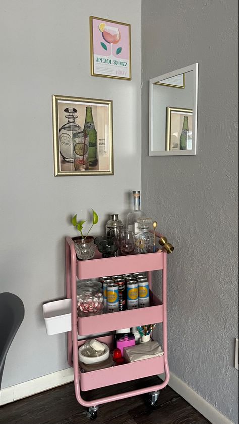 Bar Cart Corner, College Apartment Inspiration, Small Bar Cart, College Apartment Kitchen, Uni House, Apartment Bar, Apt Decor, Cheap Apartment Decorating, Cart Ideas