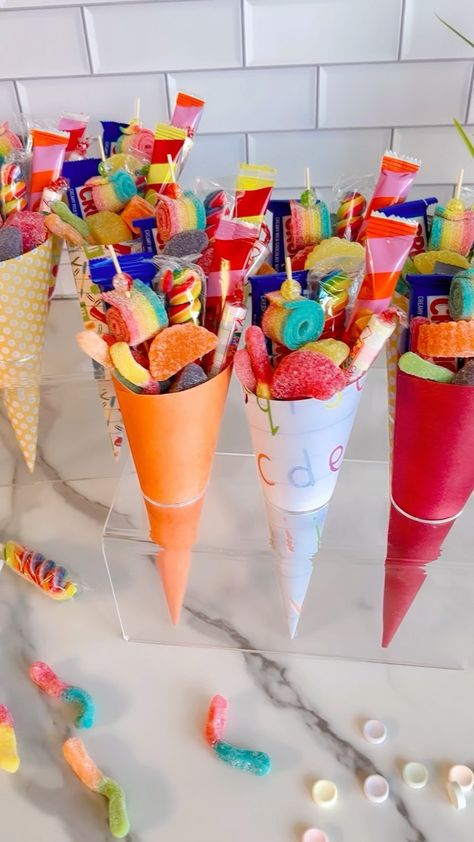 Sweet Cones Ideas Diy, Candy Cones Ideas, Lolly Gifts, Candy Charcuterie Board Ideas, Candy Boquets, Candy Charcuterie Board, Messy Party, Candy Charcuterie, Charcuterie Cups