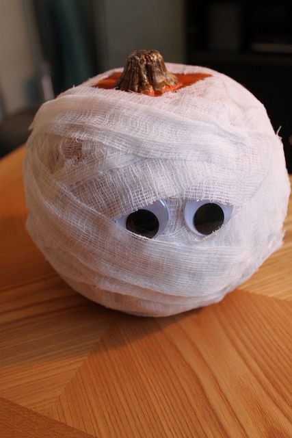 Diy Pumpkin Carving, Funny Halloween Decorations, No Carve Pumpkin Decorating, Pumpkin Craft, Casa Halloween, Christmas Crafts For Toddlers, Carte Halloween, Easy Halloween Decorations, Zucca Halloween