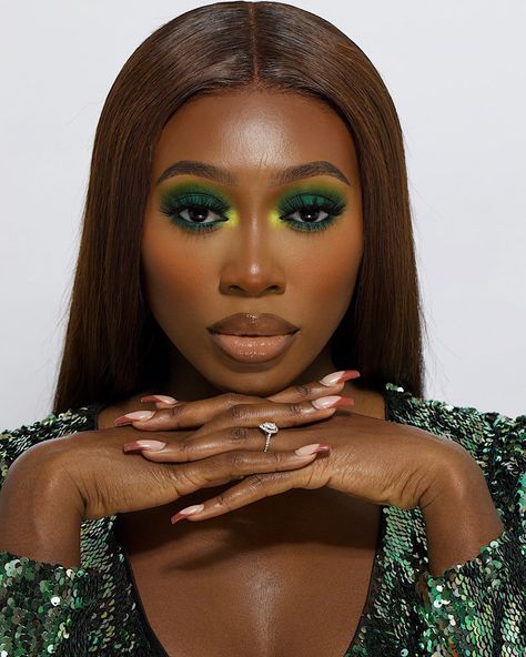 Vanessa 🇬🇭 🇺🇸 on Instagram: “Happy St. Patrick’s Dayyyy 🍀 Sending you peace & love. Place this emoji 🤩 in the comments for brighter days ahead ! 🙏🏾😘 . Products used:…” Green Dress Makeup, Nude Lip Makeup, Matte Make Up, Prom Eyes, Green Eyeshadow Look, Glam Eye Makeup, Neon Eyeshadow, Gold Makeup Looks, Green Smokey Eye