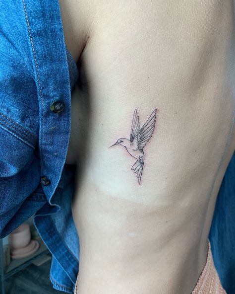 Cutie hummingbird ! Thank you for trusting me with your first tattoo! ★・・・・・・★・・・・・・★ • • • • • • • #hummingbird #hummingbirdtattoo #birdtattoo #finelinetattoo #backtattoo #ribtattoo #customtattoo #daintytattoo #tattooideas #tattooing #tattooinspiration #tattooink #tattooartist #privatetattoostudio #tattoodesign #tattoo Hummingbird Tatoos Woman, Cute Hummingbird Tattoo, Hummingbird Rib Tattoo, Hummingbird Tattoo Small, Hummingbird Tatoos, Dainty Hummingbird Tattoo, Tattoo Hummingbird, Small Hummingbird Tattoo, Bird Tattoo Back