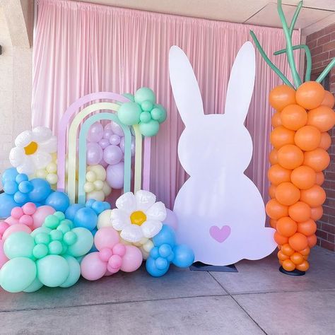 Easter Balloon Wall Backdrop, Easter Bunny Backdrop Ideas, Easter Party Backdrop, Easter Balloon Backdrop, Easter Backdrop Ideas, Easter Bunny Photoshoot, Easter Gender Reveal Party, Kids Easter Pictures, Bunny Birthday Party Decorations