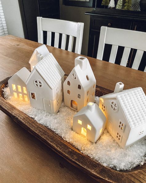 Lit up white ceramic houses in the snow in a dough bowl Christmas Bread Bowl Centerpiece, Wooden Bowl Christmas Decor, Christmas Decor Coffee Table, Style A Dough Bowl, Bowl Styling, Christmas Supper, Decoration Ideas Christmas, Dough Bowl Centerpiece, Bowl Decor