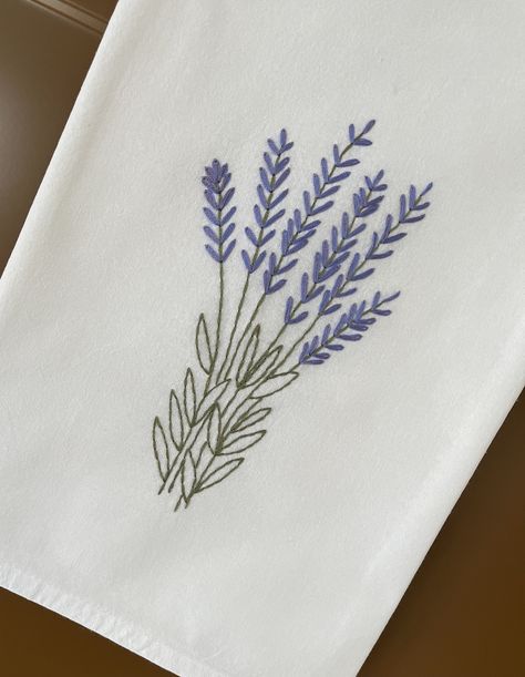 Embroidery Hand Towels Ideas, Embroider Tea Towels Diy, Embroider Dish Towels Diy, Hand Embroidery On Towels, Embroidery Designs Tea Towels, Vintage Tea Towels Embroidery, Embroidered Dish Towels Flour Sacks, Embroidery On Tea Towels, Embroidery Dish Towels Patterns