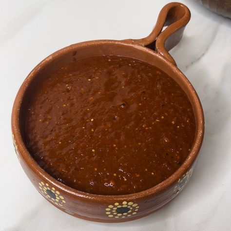 Vegetarian Chile, Guajillo Sauce, Chili Pepper Recipes, Beans And Sausage, Pepper Recipes, Chile Guajillo, Salsa Recipes, Tomatillo Salsa, Hispanic Food