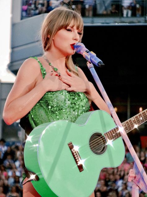 Taylor Performing, Taylor With Guitar, Taylor Swift Singing Pictures, Taylor Swift Acoustic Guitar, Taylor Swift King Of My Heart Rep Tour, Tyler Swift, Beautiful Summer Wallpaper, Taylor Swift Tour Outfits, Swift Tour