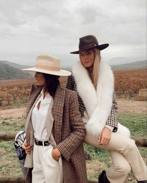 Fall Hats For Women Outfits, Western Winter Outfits, Fall Hats For Women, Elegantes Business Outfit, Elegantes Outfit Damen, Stile Blair Waldorf, Adrette Outfits, Rok Outfit, Classy Cowgirl