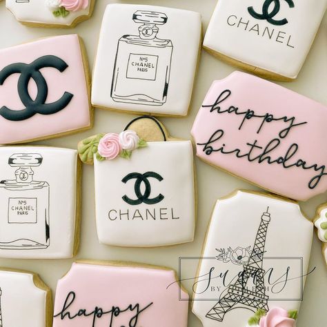 Leah Malvarose on Instagram: “First time with this theme and I loved it! 🖤 • • • #decoratedcookies #customcookies #cookiesofinstagram #sugarsbyleah #pariscookies…” Chanel Cookies, Paris Cookies, Cake Treats, Designer Cookies, Thank You Cookies, Cake Supplies, Pretty Cookies, Paris Theme, Double Chin