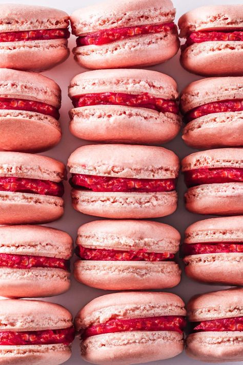 Step by Step Basic Macaron Recipe with Raspberry Jam Raspberry Jam Macaron Recipes, Raspberry Macaron Filling, Raspberry Macaron Recipes, Macarons Easy, Raspberry Macaroons, Raspberry Macarons, Macaron Recipes, French Macarons Recipe, Fancy Desserts Recipes