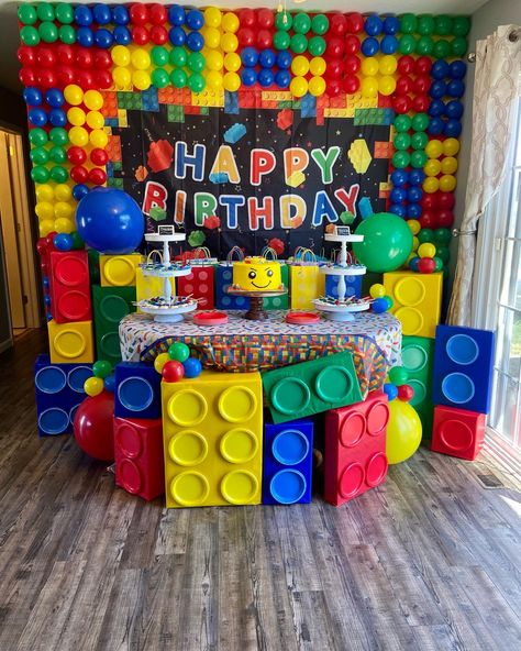 Lego Party Backdrop Diy, Lego Birthday Balloon Decoration, Block Theme Birthday Party, Lego Wrapping Paper, Lego Birthday Balloon Garland, Lego Party Decorations Backdrops, Lego Birthday Party Backdrop, Lego Birthday Balloons, Lego Birthday Party Ideas Decorations