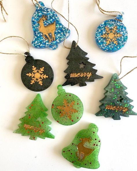 @artebykristina Resin ornaments made out of Art ‘N Glow epoxy resin and glow in the dark powder! • • • • • 💚 #ArtNGlow #christmasdecor #christmasgifts #christmasornaments #resinornaments #epoxyresin #resin #holiday #holidays #artnglowresin #artnglowpowder #glowpowder #artnglowpigment #glowpigment Christmas Resin Art, Epoxy Christmas, Resin Art Canvas, Christmas Resin, Resin Ornaments, Resin Christmas, Resin Creations, Diy Gift Set, Cool Pencil Drawings