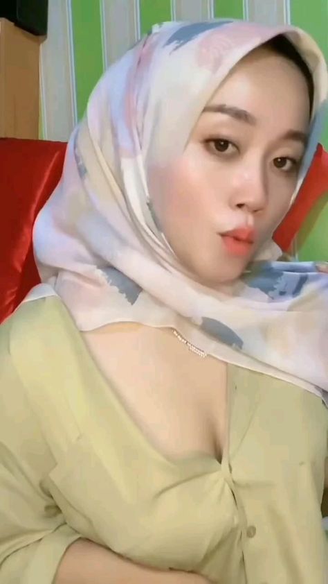 Hijab Teen, Super Video, Yoga Pictures, Hot Poses, Hijab Aesthetic, Batik Fashion, Muslim Women Hijab, Hijabi Style, Body Reference Poses