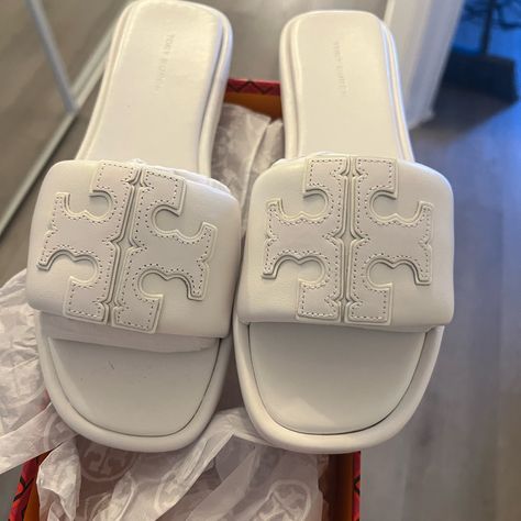 Brand New Never Been Worn Tory Burch White Sandals. Was Given To Me As A Gift Size 7.5 White Tory Burch Sandals, White Sandals Outfit, Tory Burch Slides, Cute Online Clothing Stores, Pretty Sneakers, Crocs Fashion, Shoes For School, Pretty Sandals, Cute Clothing Stores