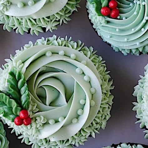 Monica Landes-Cupcake Artist on Instagram: "I can’t believe it’s almost December! Time sure flies when you’re older.🤪 I have some lovely Christmas cupcakes for you. Delicious chocolate cupcakes with scrumptious vanilla buttercream! I made these cupcakes for my husband’s coworkers. I hope they enjoy them.😋 Piping tips 21, 1M, 16, 2, 102, 5, 6B and 34. @nycake Piping bags @rainbow_dust_colours Gooseberry, Eucalyptus, Holly Green and Red * * * * * * * * * * * * * * * * #christmascupcakes #christmascake #christmascakes #christmascupcake #montezoolandes #cupcakelove #cupcakestagram #cupcaketime #caketime #cupcakery #cupcakelife #cupcakegram #thesugarfiles #cupcakesofinstagram #lovecake #cupcakelovers #cupcakesdecorados #igcupcakes #instacupcakes #instacupcake #cakeinstagram #cakelife #cupcake Holiday Cupcake Decorating Ideas, Sugar Plum Fairy Cupcakes, Christmas Flavors Cupcakes, Christmas Cupcakes Elegant, Cupcake Wreath Christmas, Xmas Cupcakes Decoration, December Cupcakes Ideas, Grinch Cupcakes Easy, Cupcakes Christmas Decorations