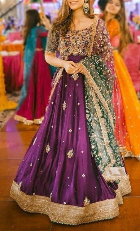 Mehndi Dress Ideas, Barat Outfit, Pakistani Maxi Dresses, Fancy Maxi Dress, Bridal Mehndi Dresses, Dress Pakistani, Function Dresses, Mehndi Dress, Shadi Dresses