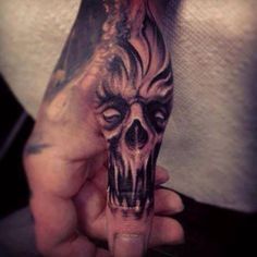 Skull Finger Tattoos, Herren Hand Tattoos, Wörter Tattoos, Painless Tattoo, Thumb Tattoos, Evil Skull Tattoo, Skull Hand Tattoo, Evil Tattoo, Skull Sleeve Tattoos