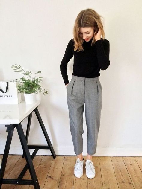 15 grey cropped pants, white sneakers, a black turtleneck are all you need for a comfy casual work look - Styleoholic Vinter Mode Outfits, Outfit Chic, Business Casual Outfits For Women, Foto Tips, Quick Outfits, Womens Business Casual, Summer Work Outfits, Casual Styles, Casual Work Outfit