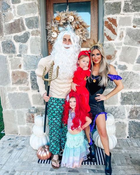 disney family costumes Disney Family Halloween Costumes, Family Costumes For 4, Disney Halloween Costumes Diy, Fun Family Halloween Costumes, Halloween Costumes Disney, Disney Family Costumes, Halloween Costumes Family, Cinderella Halloween Costume, Family Themed Halloween Costumes