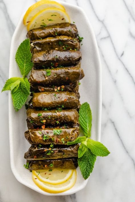 Arabisk Mad, Lebanese Chicken, Stuffed Grape Leaves, Lebanese Food, Lebanese Recipes, Persian Food, Mediterranean Dishes, Ramadan Recipes, Middle Eastern Recipes